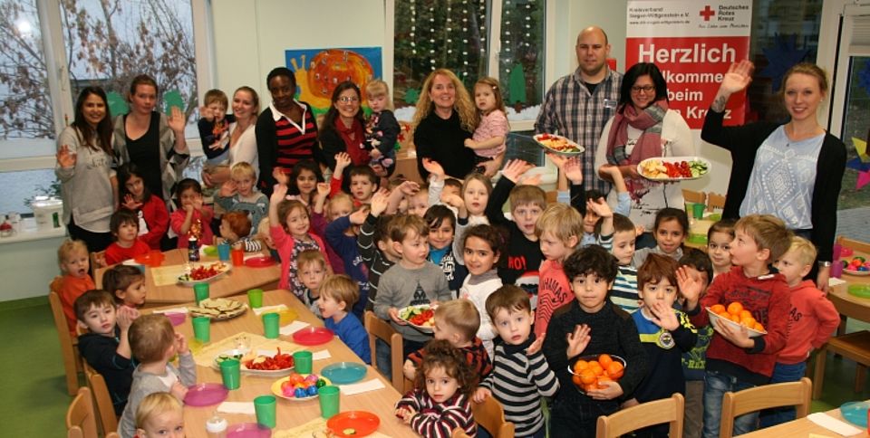 Gemeinsam mit dem Inhaber Ehepaar des Weidenauer Edeka Haupt, freuten sich die Kindergartenkinder und die Erzieherinnen der DRK-Kita Weltenbummler, über das gespendete, reichhaltige „gesunde Frühstück“.