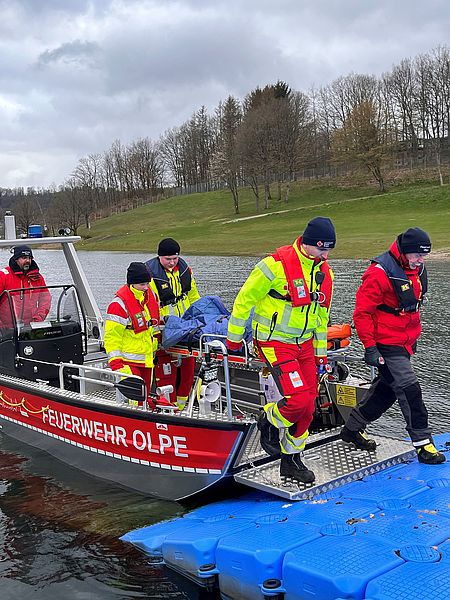 DRK Übung Schwimmendes Klassenzimmer