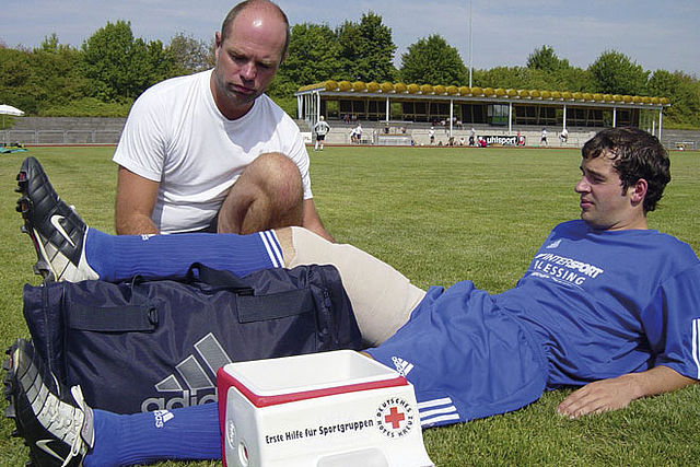 Rotkreuzkurs Erste Hilfe Sport, Rotkreuzkurs EH Sport, Sportunfälle, Rotkreuzkurs Erste Hilfe Kurs, Rotkreuzkurs EH, Ersthelfer, Erste Hilfe Schulungen, Erst Hilfe Kurse, Erste Hilfe Seminare, Kurse Erste Hilfe, 1 Hilfe Kurs, 1 Hilfe Lehrgang, Erst Hilfe Lehrgang, Erste Hilfe Lehrgänge, Erste Hilfekurs, EH Kurs, wo gibt es Erste Hilfe Kurse, Erste Hilfe DRK, Erste Hilfe Kreuz, Bildrechte:, DRK e.V., In- und Ausland, nur DRK-Gliederungen und DRK-GmbHs., Eine Übertragung von, Nutzungsrechten auf externe, Dritte ist nicht statthaft., Es liegt keine Zustimmung, der Fotografierten für eine, Übertragung auf Social, Media wie facebook, flikr, twitter, etc. vor.